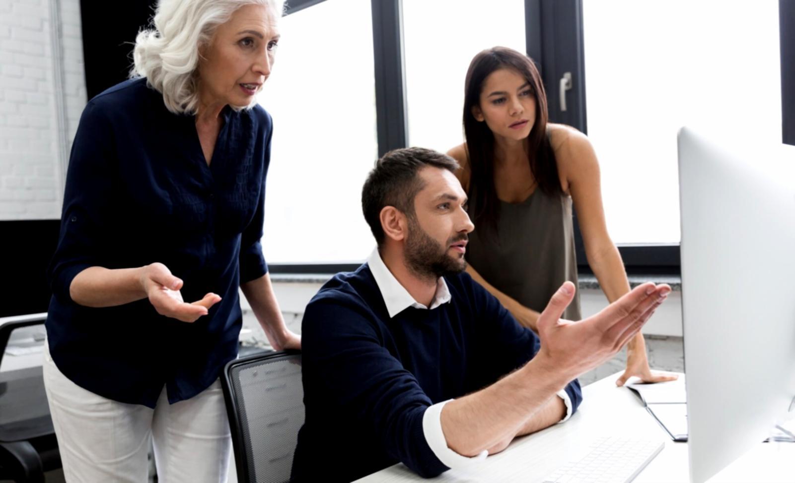Étudiants internationaux collaborant sur des stratégies financières